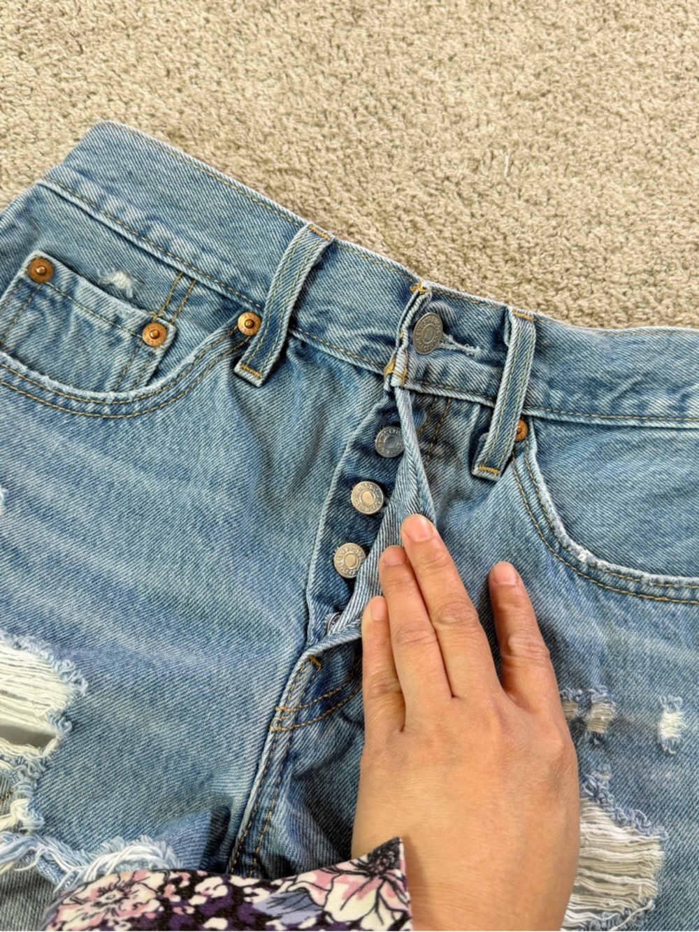Levi’s Women’s 501 Original Fit High Rise Jean Short Distressed in Med Wash 24 - Picture 5 of 11